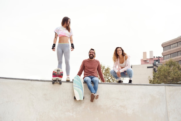 jeunes patineurs au skatepark