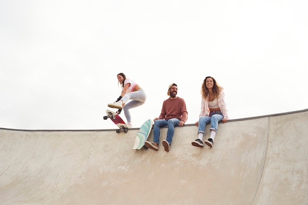 jeunes patineurs au skatepark