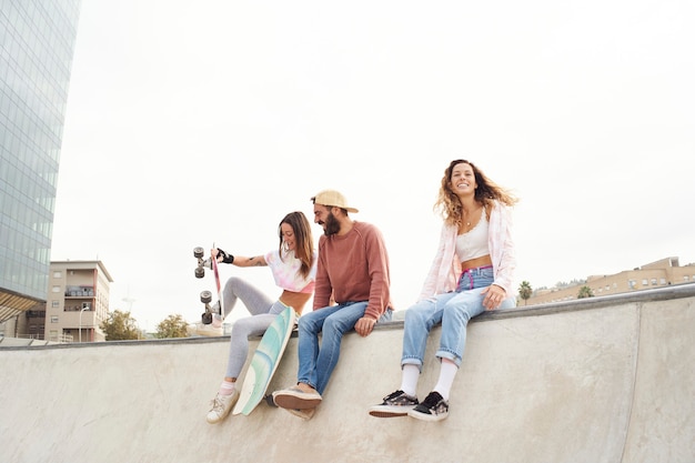 jeunes patineurs au skatepark