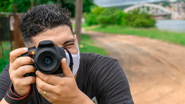 jeunes photographes en images d'action avec fond