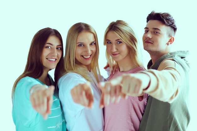 Jeunes pointant vers vous debout ensemble