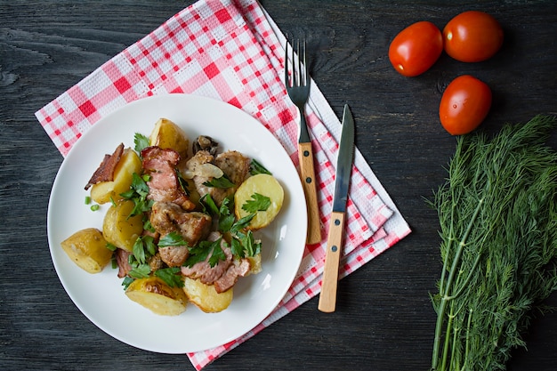 Jeunes pommes de terre au four avec viande et légumes.