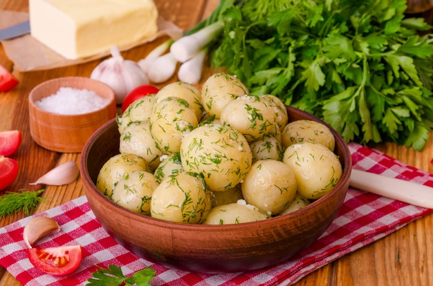 Jeunes pommes de terre bouillies au beurre, à l'aneth et à l'ail