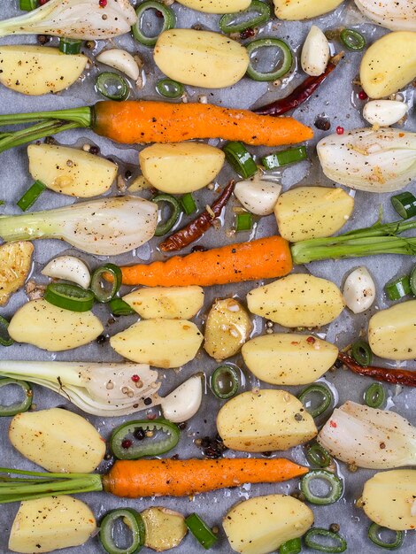 Jeunes pommes de terre carottes oignons poivrons ail cuits au four Vue de dessus gros plan