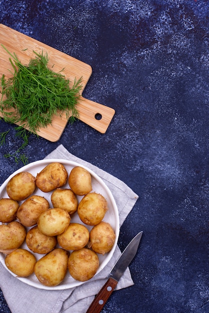 Jeunes pommes de terre fraîches non cuites et aneth