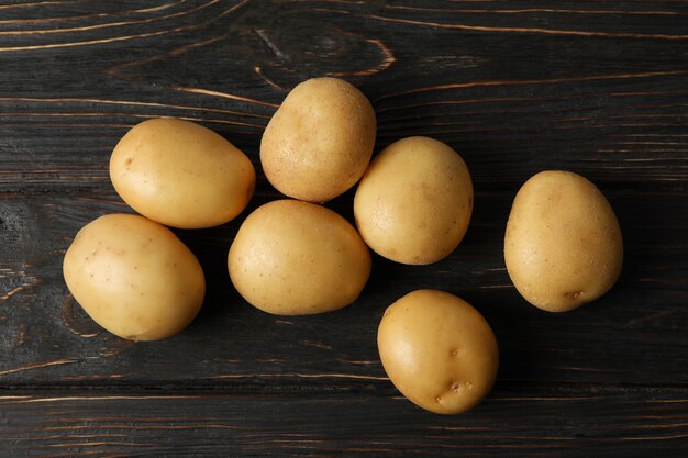 Jeunes pommes de terre sur une surface en bois