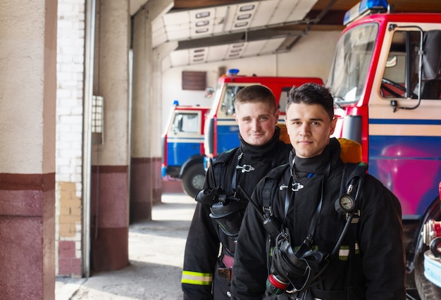 Jeunes pompiers sur les camions de pompiers