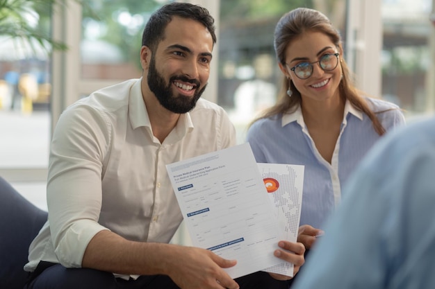 Des jeunes positifs ravis démontrant leur projet