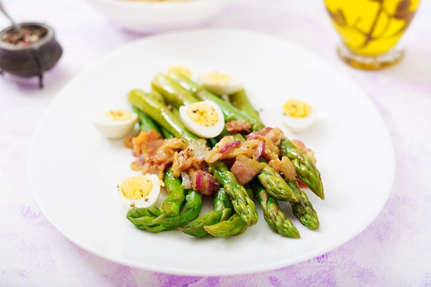 Jeunes pousses d'asperges au jambon et œufs de caille