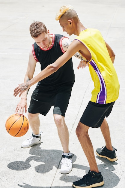 Jeunes pratiquant le basketball