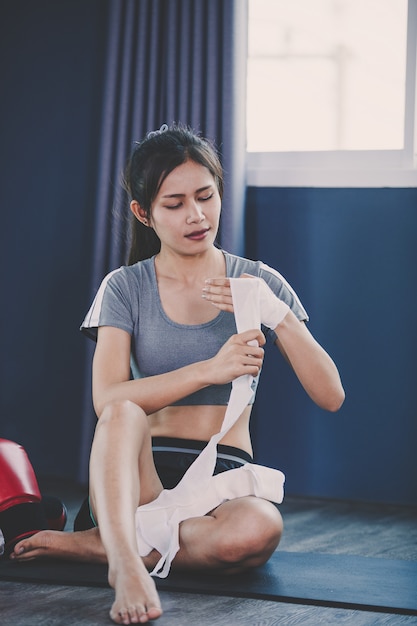 Jeunes pratiquant la boxe et le jeu de jambes en classe d&#39;entraînement