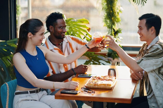 Des jeunes prenant des cocktails et des apéritifs.