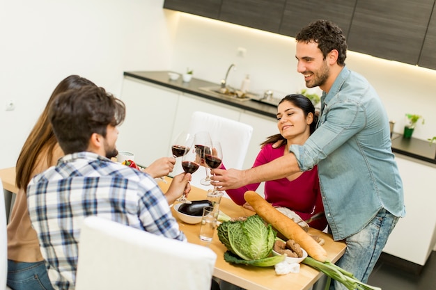 Les jeunes prennent un repas dans la salle à manger de la maison moderne