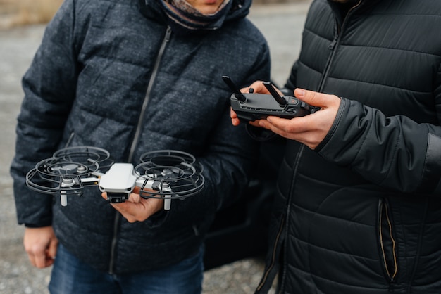 Les jeunes préparent un drone pour le vol. Configuration du drone.