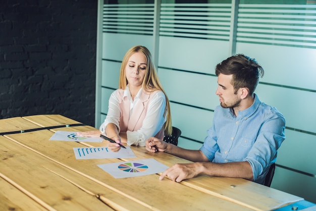 Jeunes professionnels attrayants ayant une formation commerciale