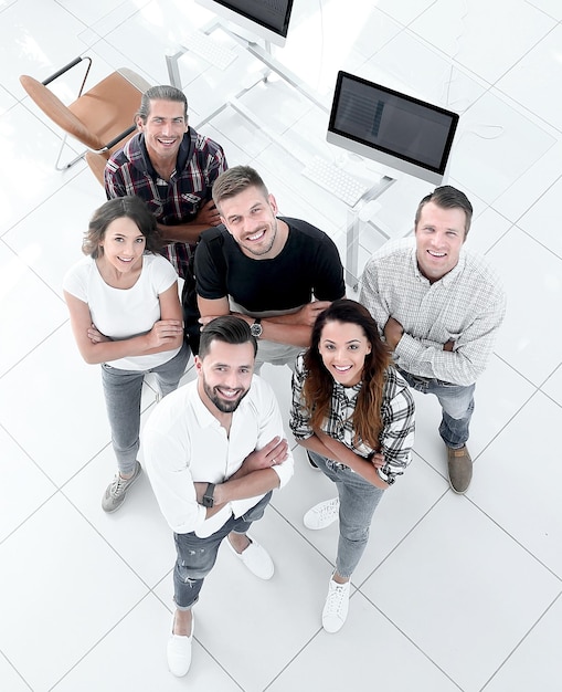 Photo jeunes professionnels debout près du bureau