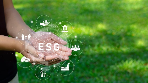 Jeunes professionnels prêts à utiliser la technologie des ressources renouvelables ESG pour réduire la pollution dans le concept d'icône ESG en main pour la société environnementale et la gouvernance d'entreprise durable