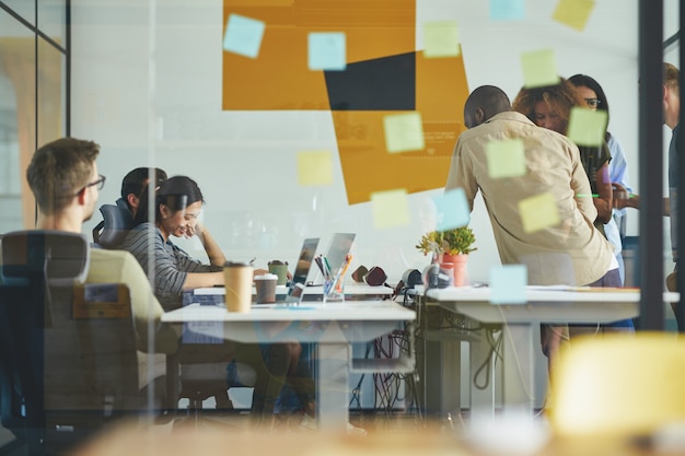 Jeunes professionnels travaillant ensemble sur une solution de tâche