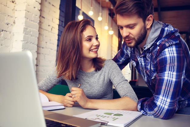 Les jeunes professionnels travaillent dans un bureau moderne