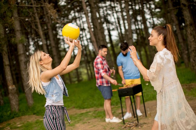 Jeunes profitant d&#39;un barbecue dans la nature