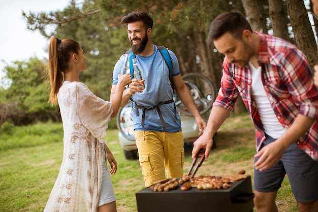 Jeunes profitant d&#39;un barbecue dans la nature