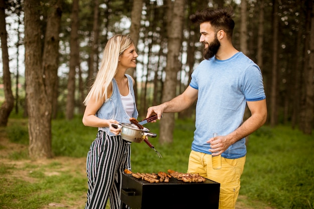 Jeunes profitant d&#39;un barbecue dans la nature