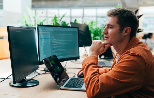 jeunes programmeurs travaillant sur un nouveau projet pour une entreprise en démarrage