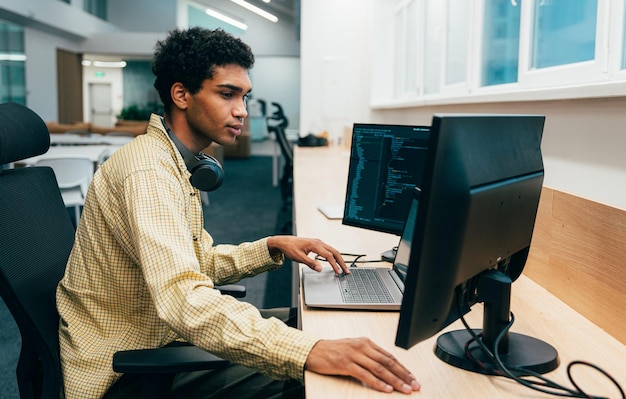 Photo jeunes programmeurs travaillant sur un nouveau projet pour une entreprise en démarrage