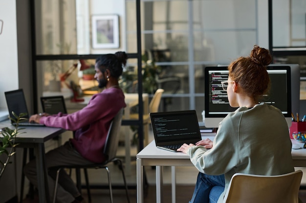 Photo jeunes programmeurs travaillant sur des ordinateurs