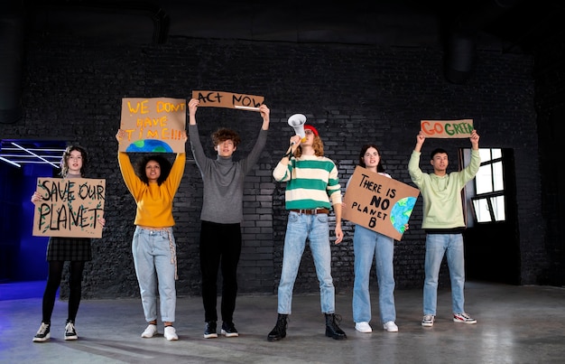 Photo jeunes protestant ensemble plein coup