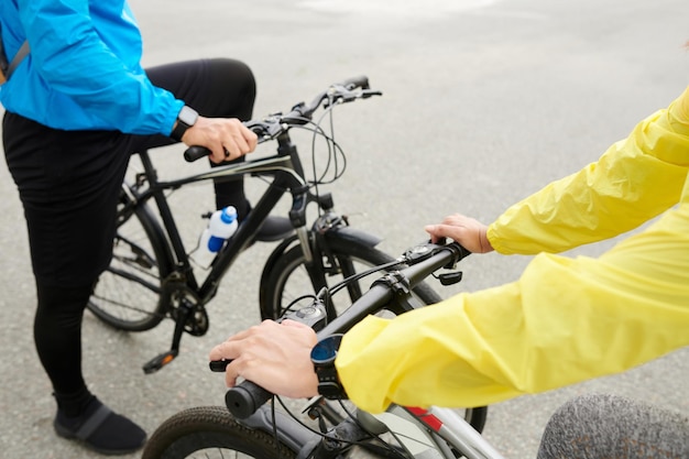 Les jeunes qui font du vélo