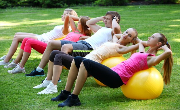 Des jeunes qui travaillent dans un parc.