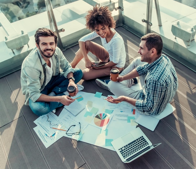 Les jeunes qui travaillent