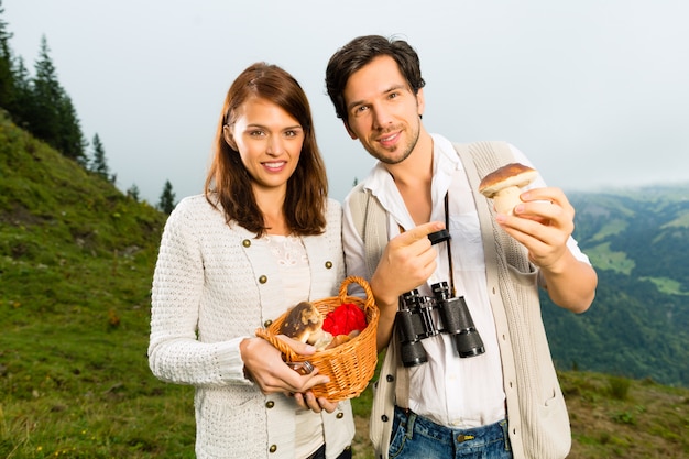 Jeunes ramasseurs de champignons dans les Alpes bavaroises