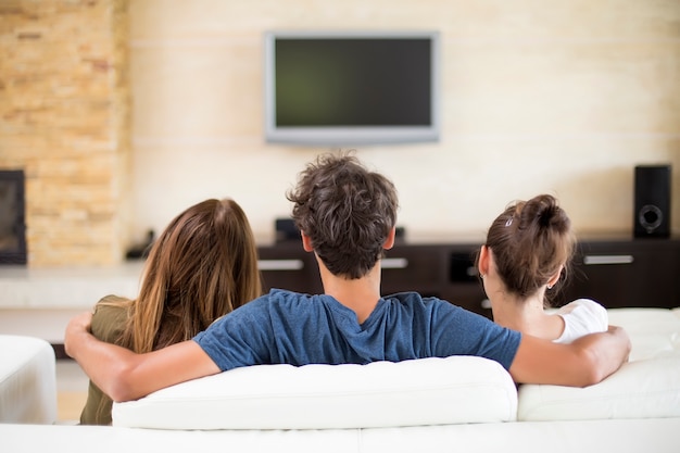 Photo jeunes regardant la télé