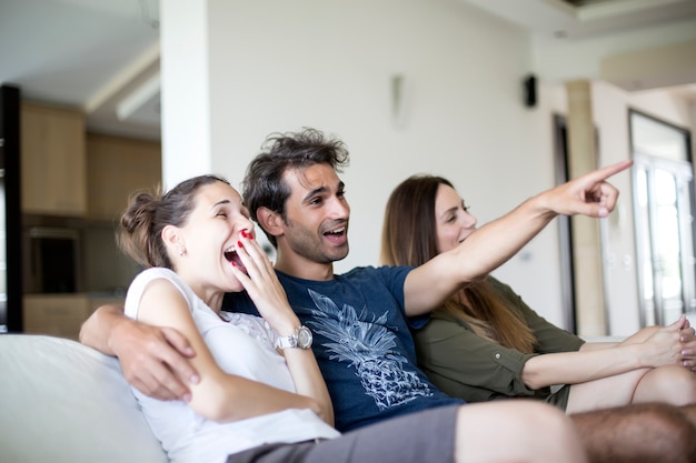 Photo jeunes regardant la télé