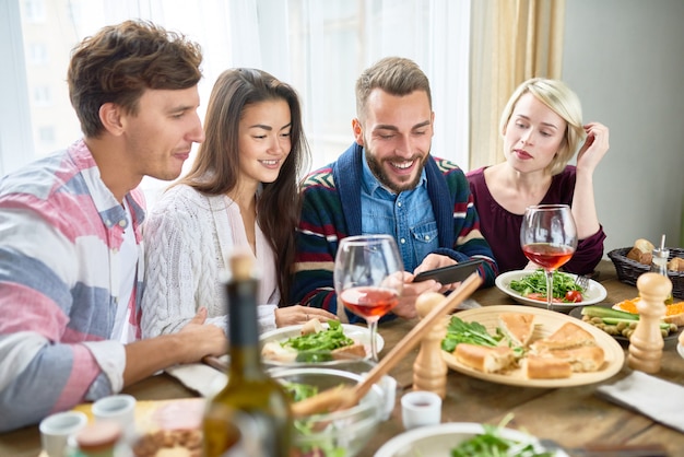 Jeunes regarder des vidéos à table