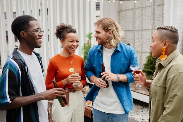 Les jeunes rient à la fête sur le toit