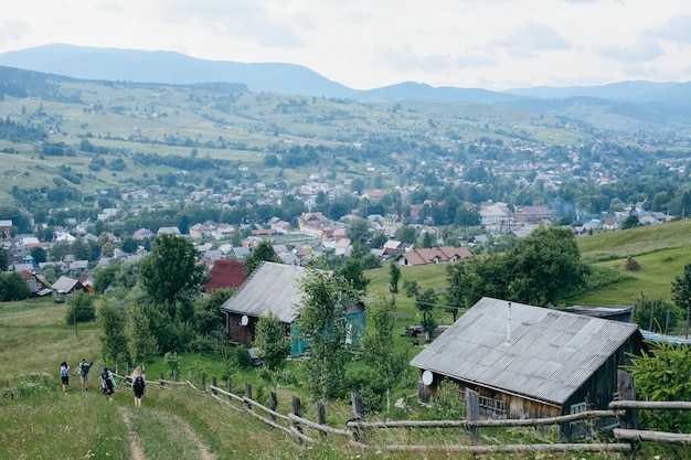 Jeunes routards descendant des montagnes