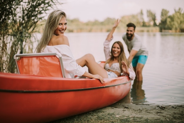 Jeunes s&#39;amusant au bord d&#39;une rivière