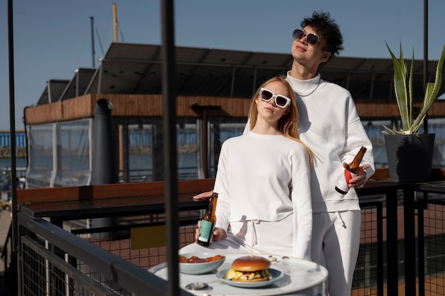 Photo jeunes s'amusant à la fête blanche