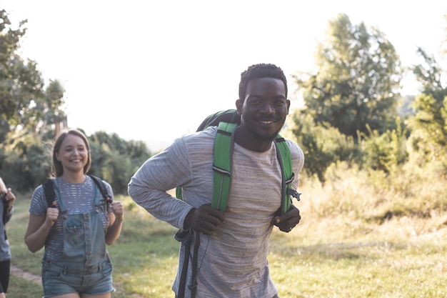 Les jeunes s'amusent en marchant dans la forêt