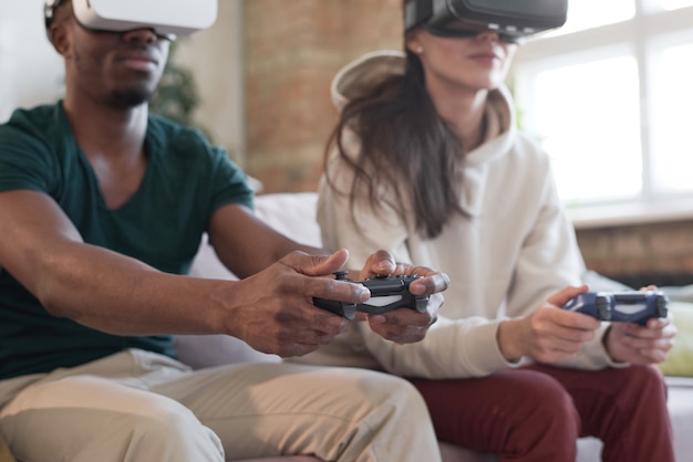 Photo les jeunes s'amusent avec la nouvelle console de technologie en ligne