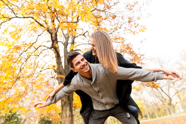 Jeunes s&#39;amuser dans le parc en automne