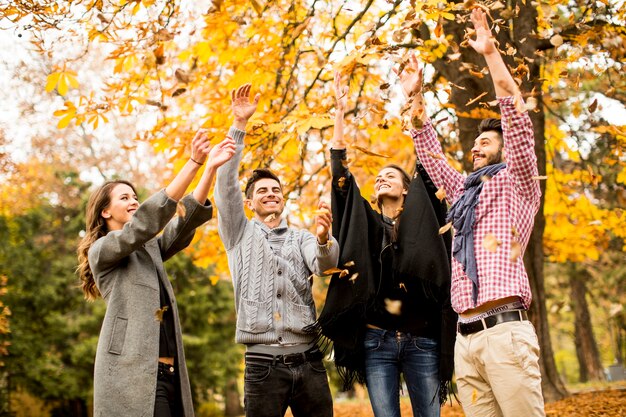 Jeunes s&#39;amuser dans le parc en automne