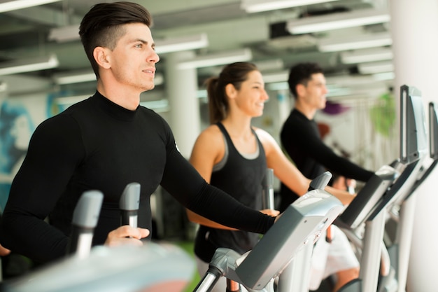 Jeunes s&#39;entraînant au gymnase