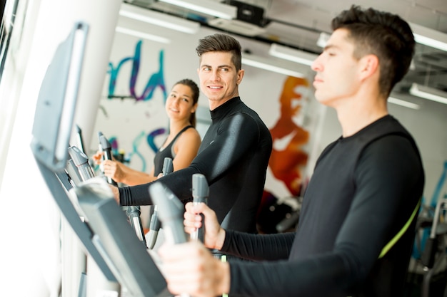 Jeunes s&#39;entraînant au gymnase