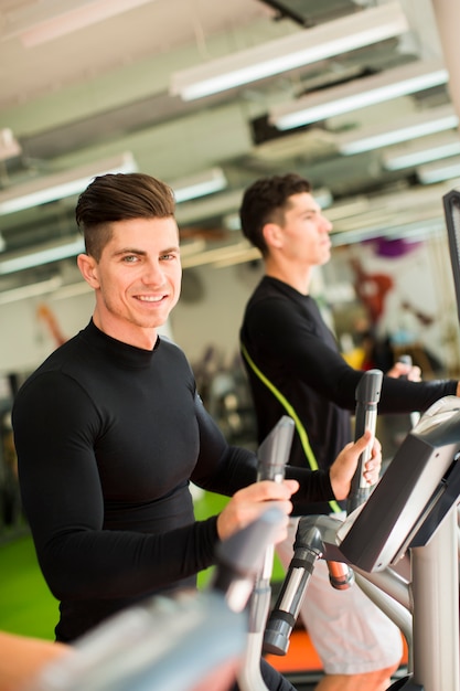 Jeunes s&#39;entraînant au gymnase