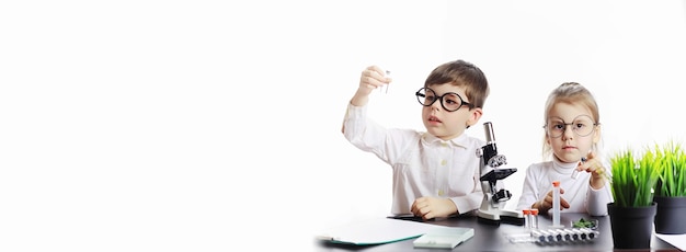 Jeunes scientifiques chimistes. Orientation professionnelle des enfants. Choix du métier. Médecin, assistant de laboratoire, chimiste.