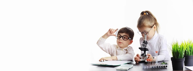 Jeunes scientifiques chimistes. Orientation professionnelle des enfants. Choix du métier. Médecin, assistant de laboratoire, chimiste.